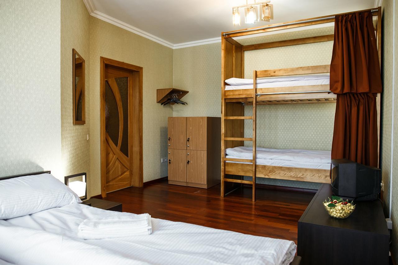 Sweet Home Hostel / Guest House Tsjernivsi Buitenkant foto