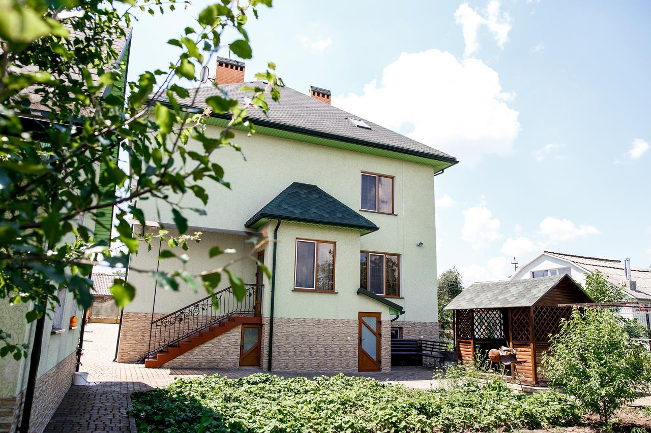 Sweet Home Hostel / Guest House Tsjernivsi Buitenkant foto