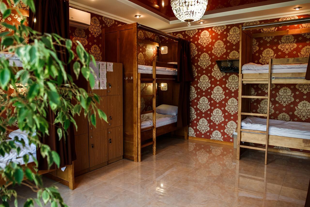 Sweet Home Hostel / Guest House Tsjernivsi Buitenkant foto