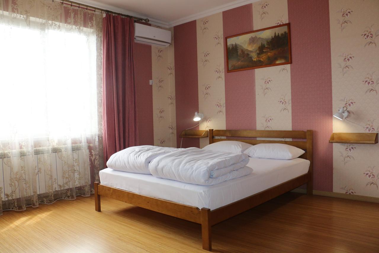 Sweet Home Hostel / Guest House Tsjernivsi Buitenkant foto