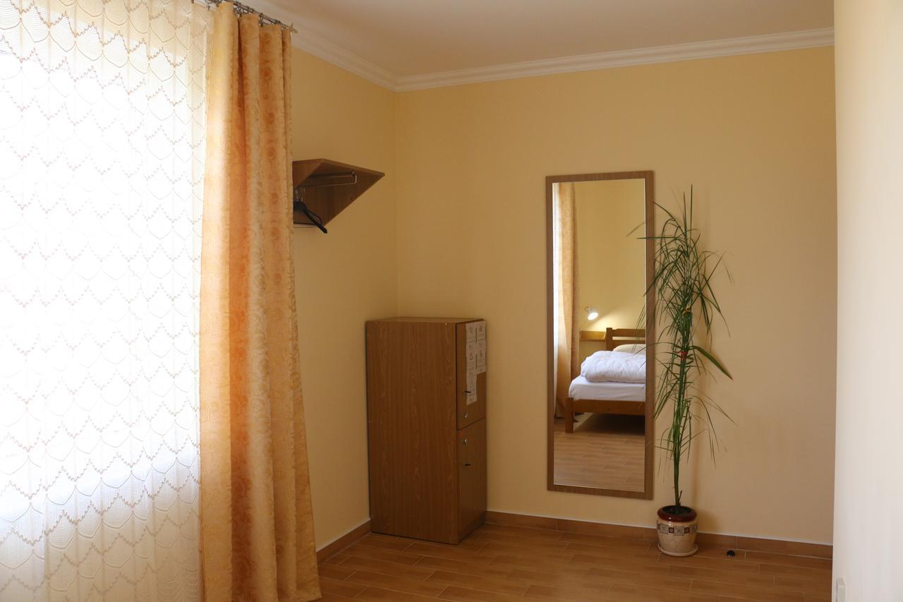 Sweet Home Hostel / Guest House Tsjernivsi Buitenkant foto