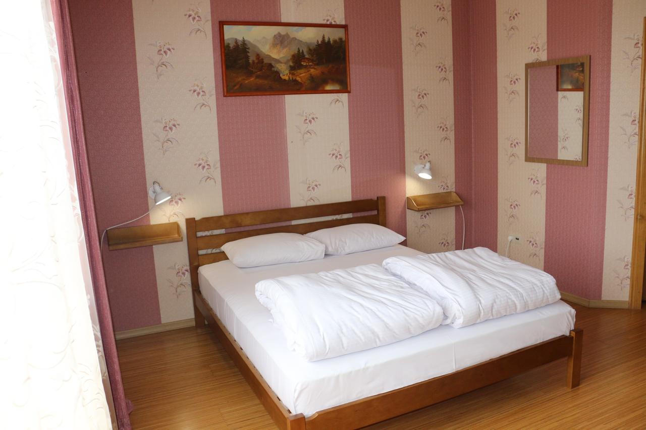 Sweet Home Hostel / Guest House Tsjernivsi Buitenkant foto