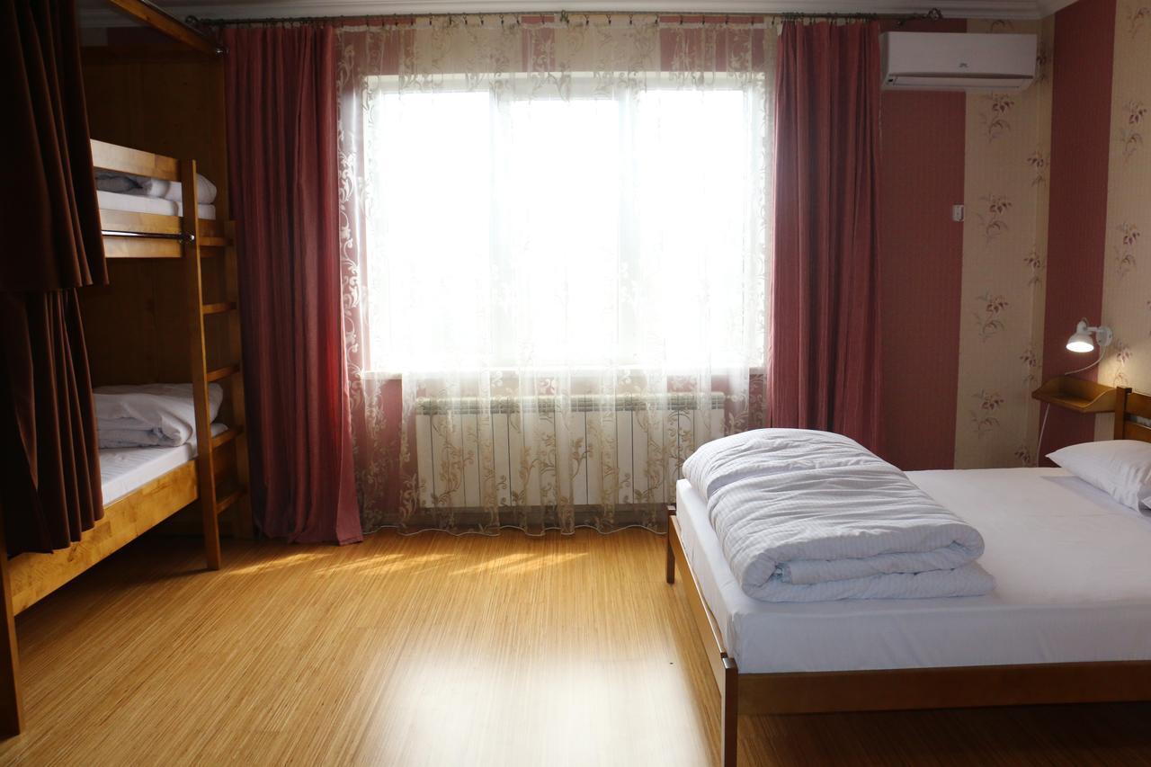 Sweet Home Hostel / Guest House Tsjernivsi Buitenkant foto