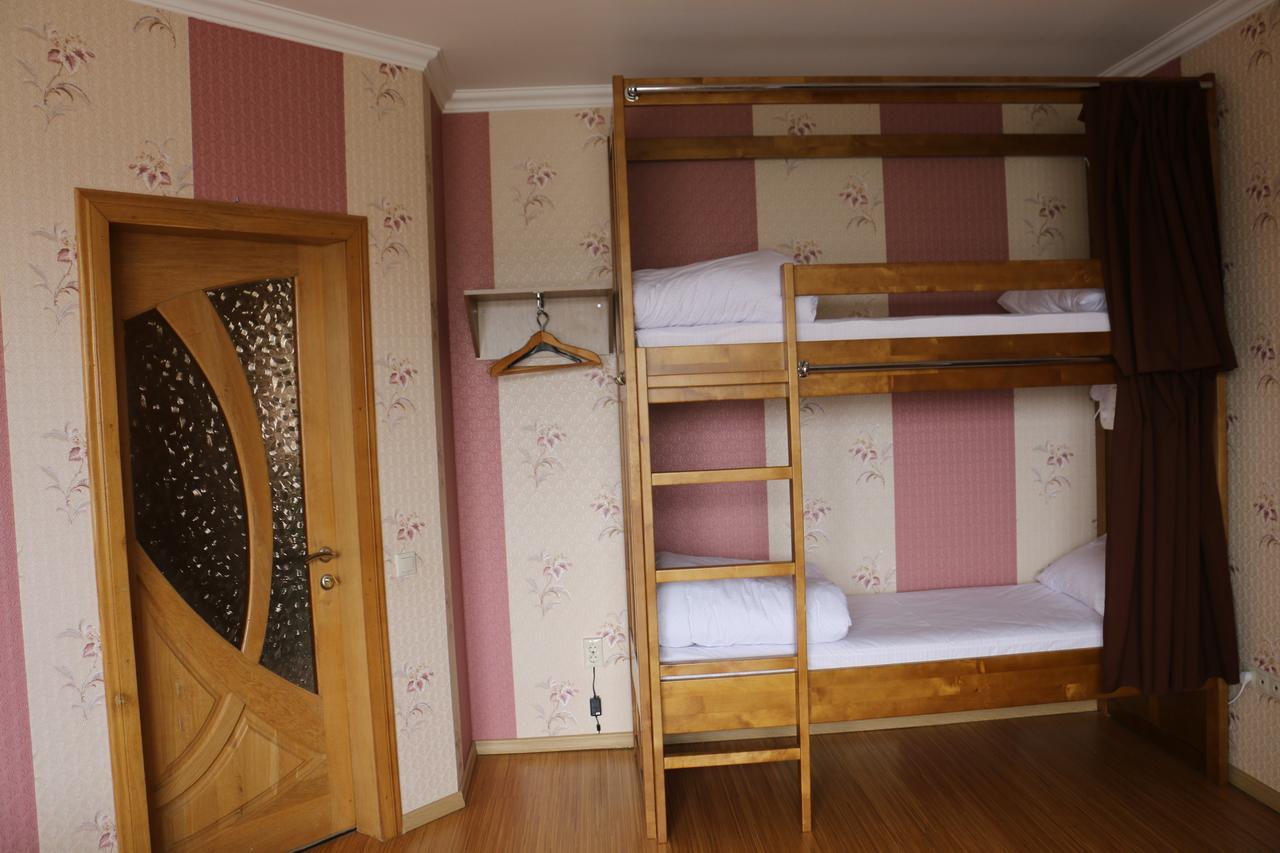 Sweet Home Hostel / Guest House Tsjernivsi Buitenkant foto