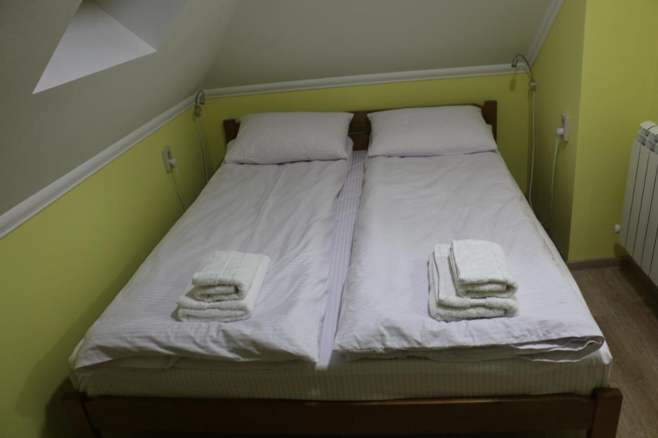 Sweet Home Hostel / Guest House Tsjernivsi Buitenkant foto